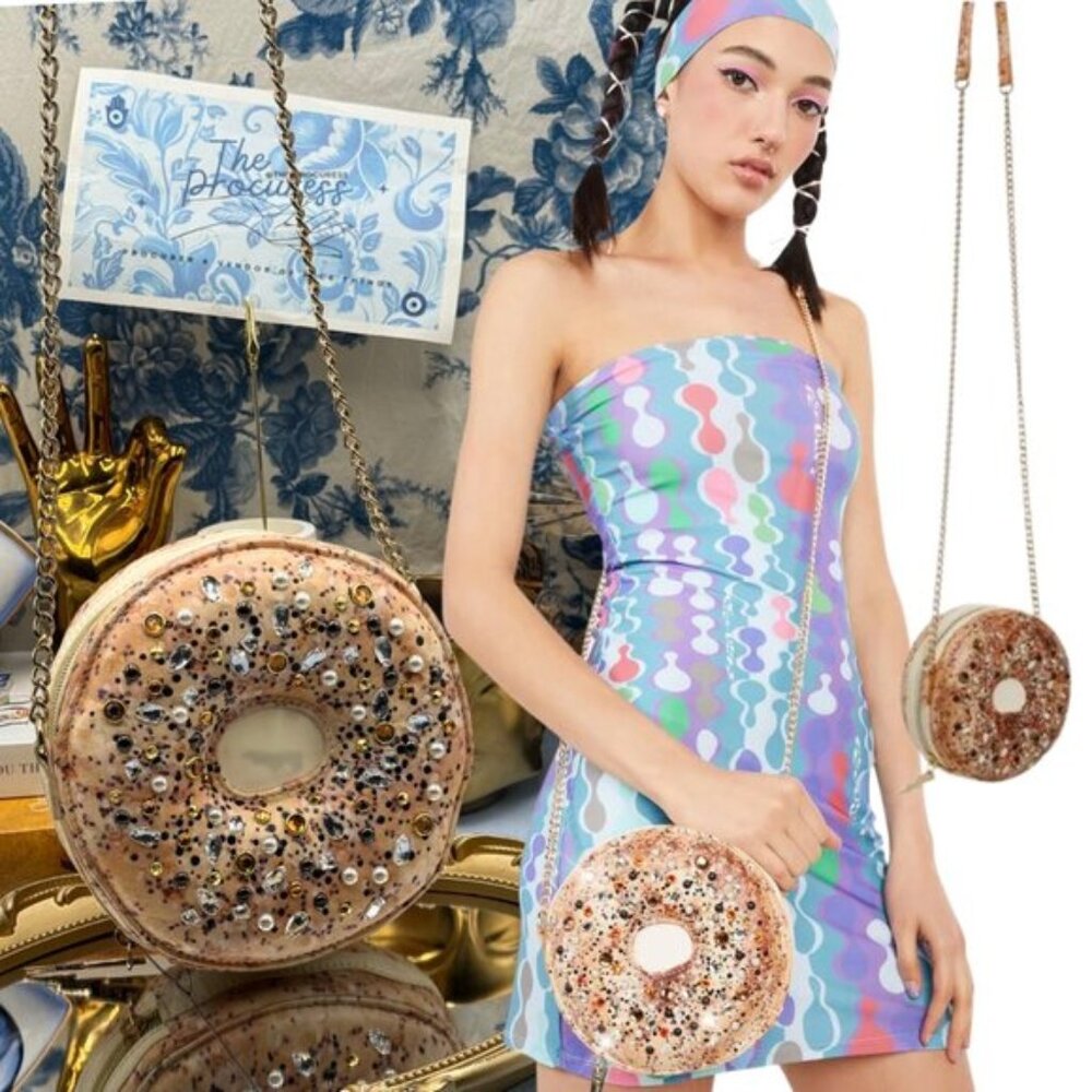 🆕 BETSEY JOHNSON 🧿 NWOT I'm Everything Bagel Kitsch Crossbody Bag *SAMPLE*